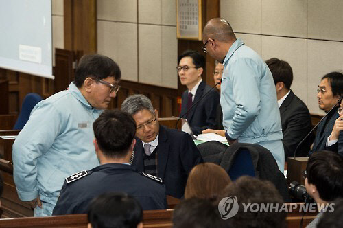 공판 참석하는 차은택-송성각(서울 사진공동취재단=연합뉴스) 최순실씨 국정농단에 연루된 광고감독 차은택씨(오른쪽)와 송성각 전 한국컨텐츠진흥원장이 10일 서울 서초동 서울중앙지법에서 열린 첫 공판에 참석하고 있다. 2017.1.10